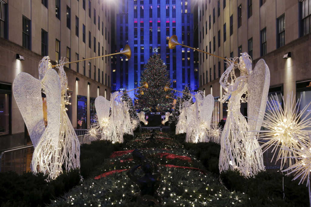 Holiday lights shine on the 83rd Rockefeller Center Christmas tree at Rockefeller Center in the Manhattan borough of New York December 2, 2015. REUTERS/Lucas Jackson - RTX1WXHA